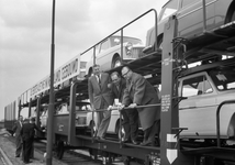 841541 Afbeelding van het vervoer per trein van de eerste in Nederland geassembleerde Austin A 40 personenauto's bij ...